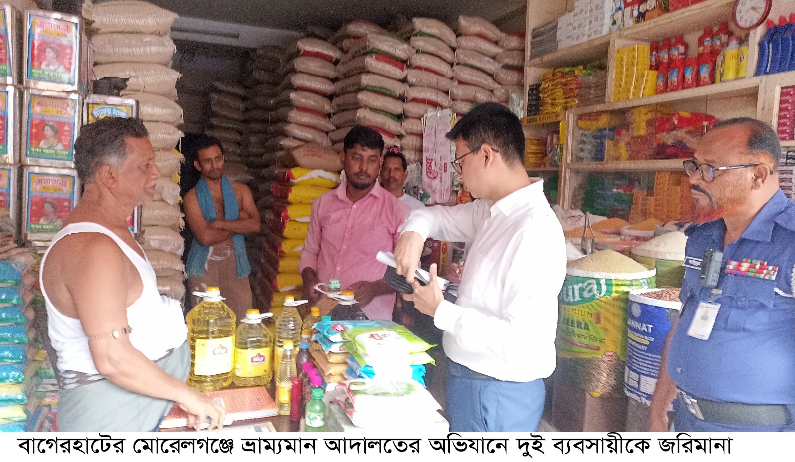মোরেলগঞ্জে পাটের বস্তা ব্যবহার না করায় দুই ব্যবসায়ীকে জরিমানা